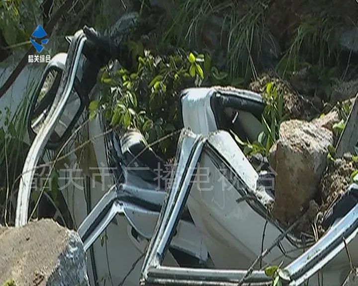 挡土墙深夜突然坍塌 多车被砸受损!事发广东韶